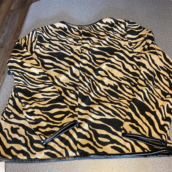 Womens matching zebra skirt and jacket; Size med - Picture 7 of 8